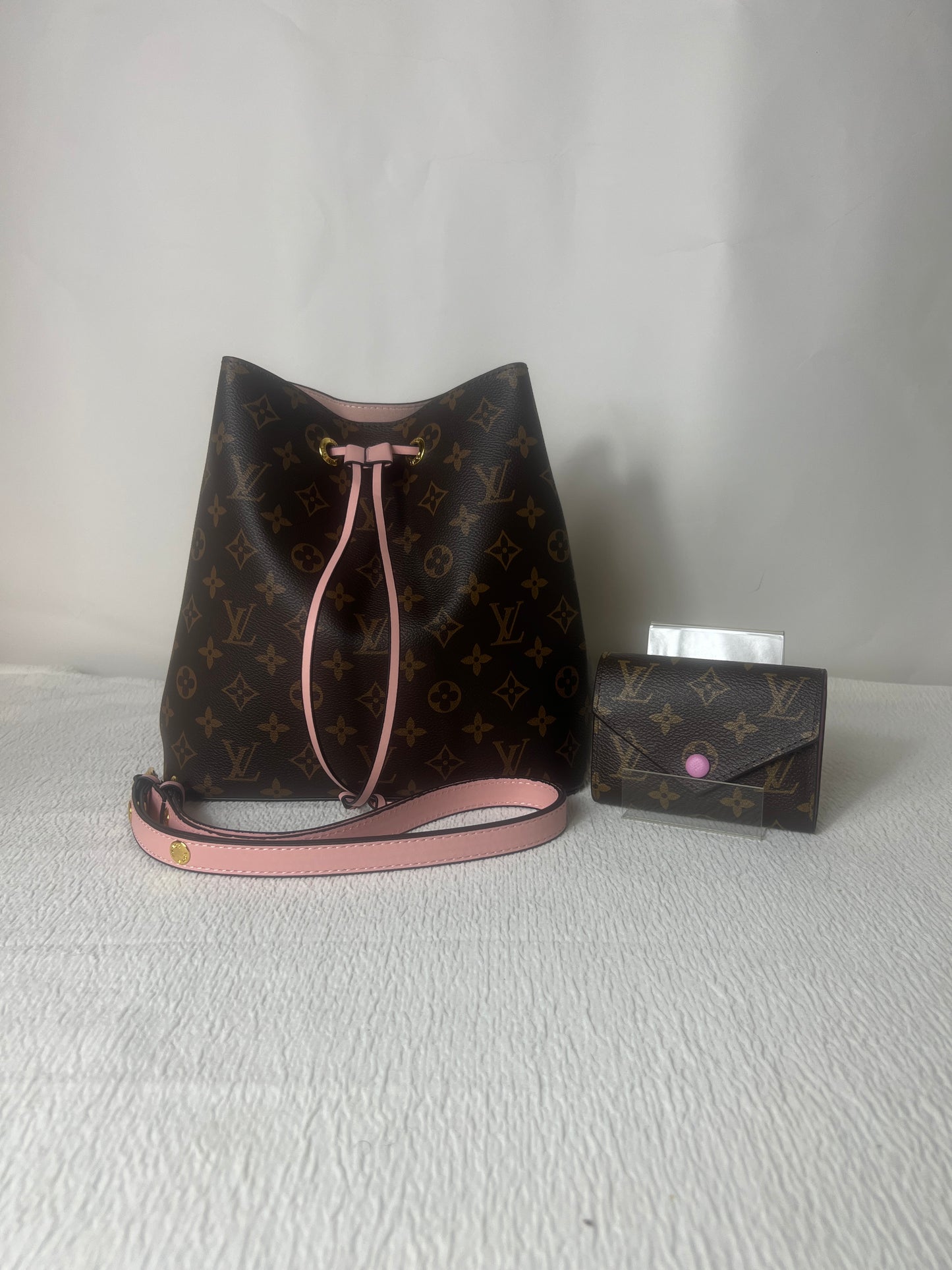 Bucket with matching wallet