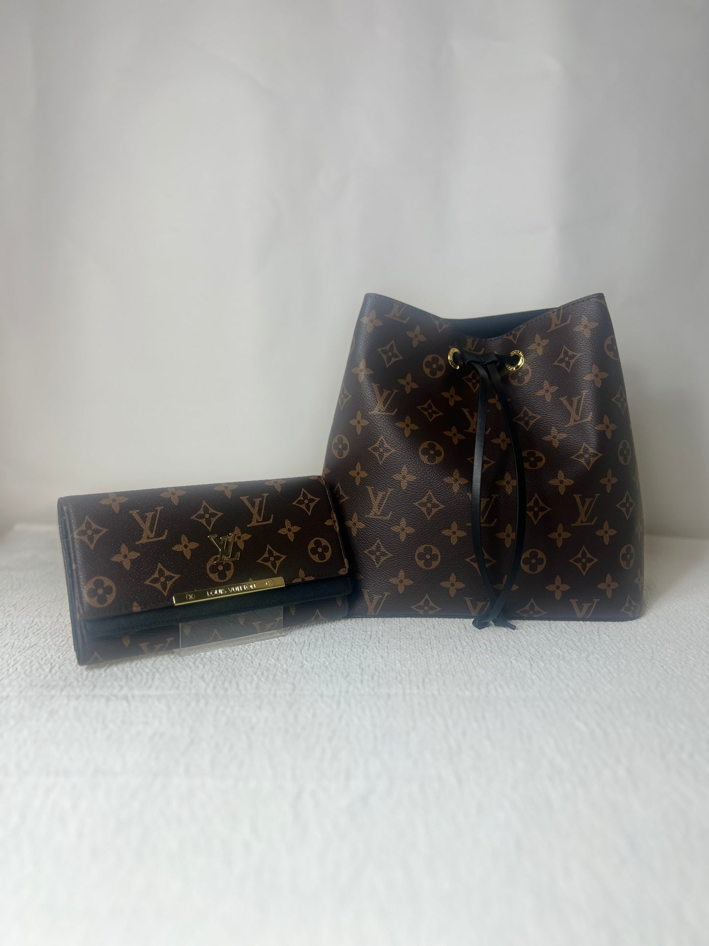 Bucket with matching wallet